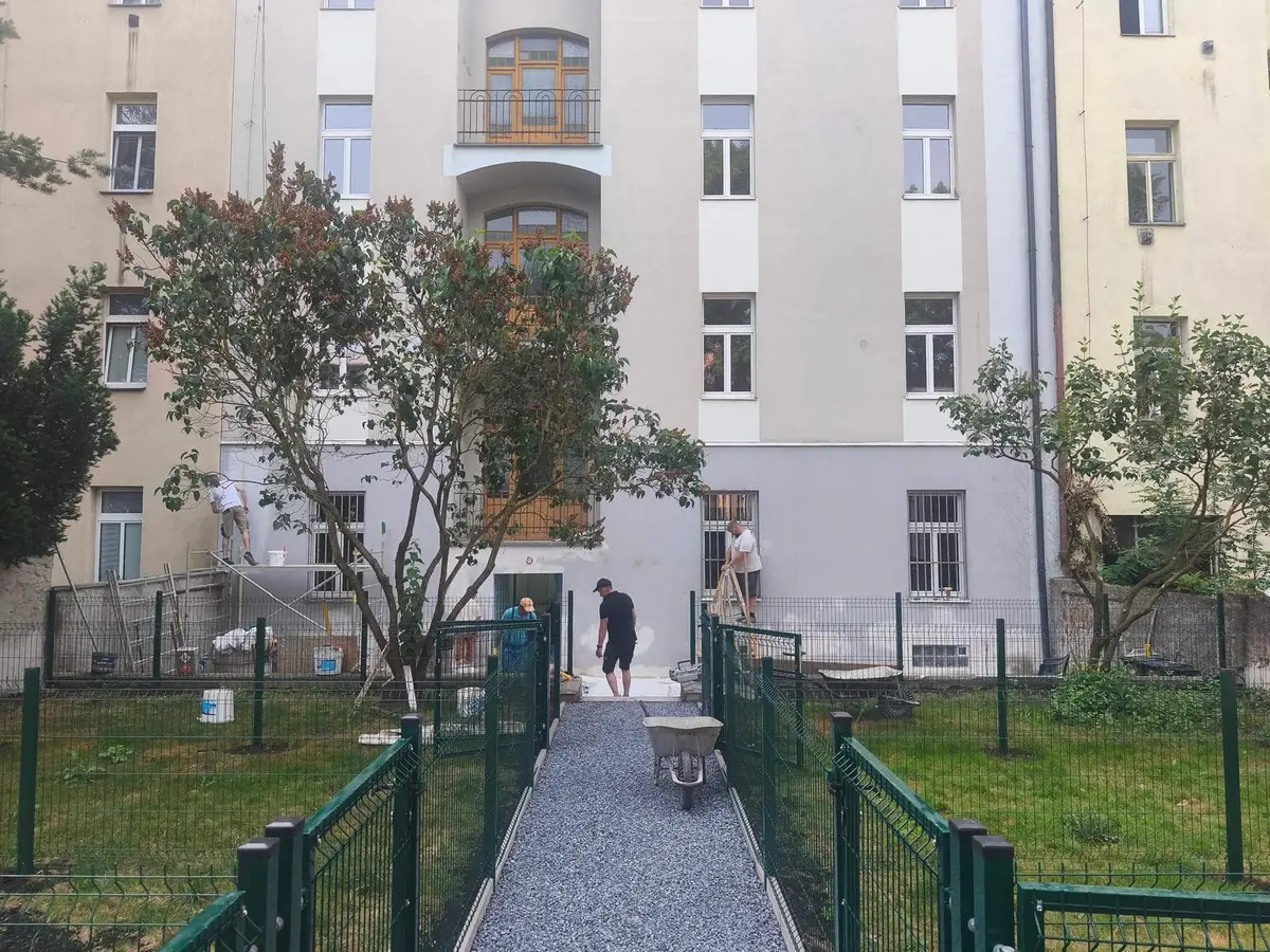 Probíhající rekonstrukce fasády bytového domu Pod Pekárnami, pohled na dvorní průčelí