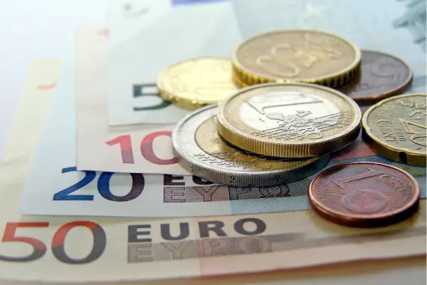 Komedie: ODS tančí na hraně své zrady, když jasně neodmítne euro
