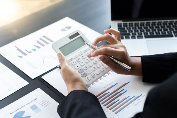 Vláda poodhalila návrh rozpočtu, deficit roste o dvě miliardy denně