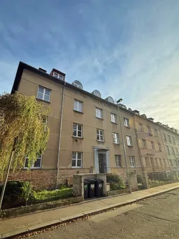 Bytový dům v ulici v pražském Braníku, pohled z ulice